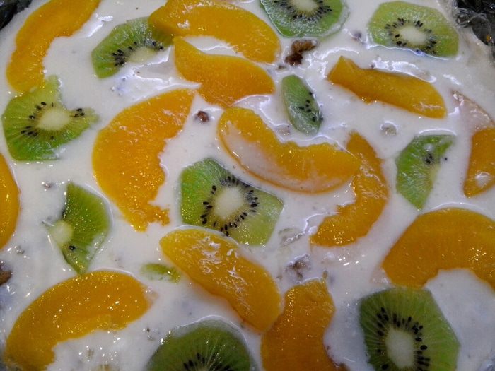 Творожный торт с фруктами, изюмом и орехами