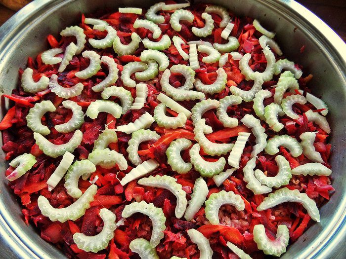 Куриная печень с овощами и гречкой