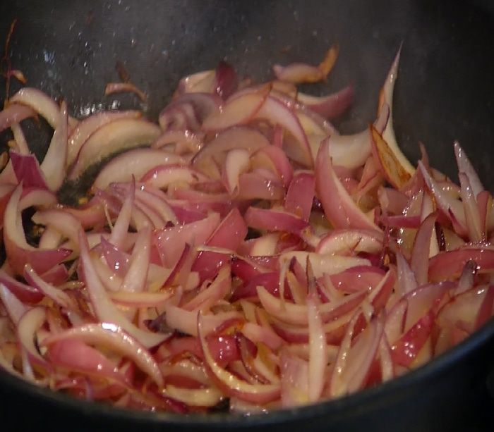 Паста с карамелизированным луком и свежим сыром
