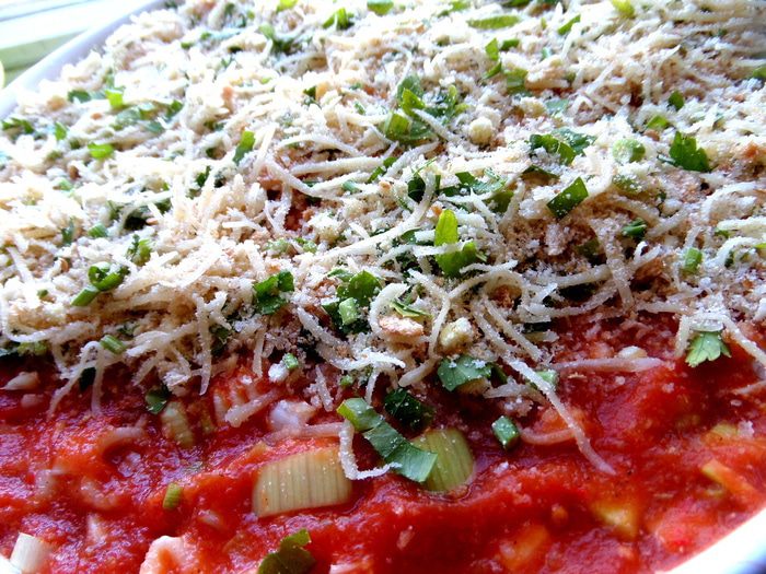 Баварские колбаски с итальянской пастой под сырным штрейзелем