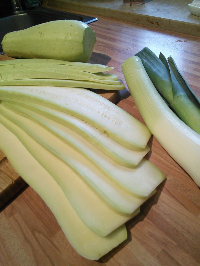 Запеканка из лосося с кабачком и пореем