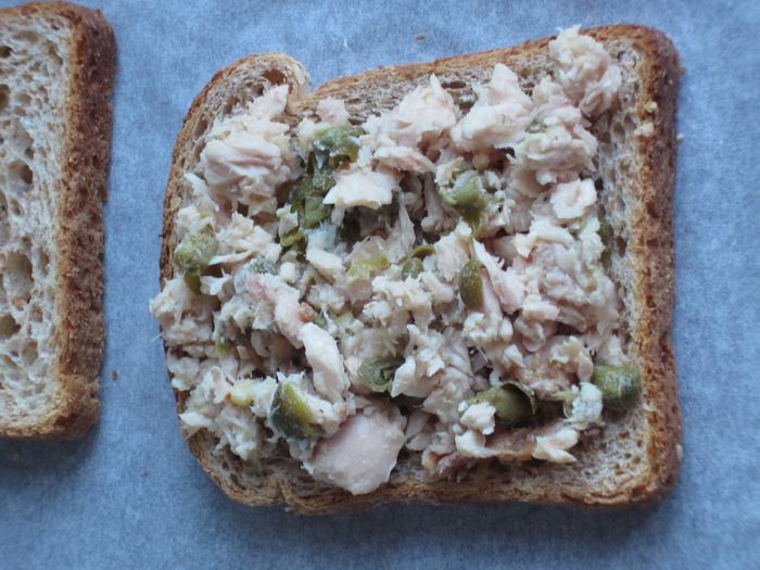 Горячий бутерброд с тунцом и копченым сыром