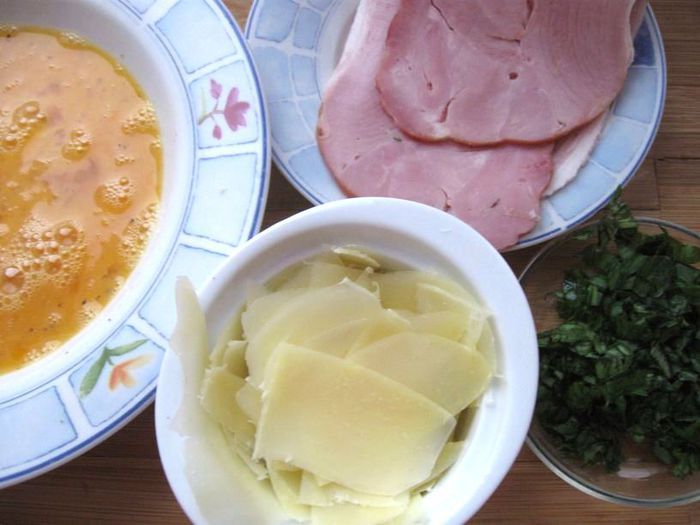 Яичный рулет с базиликом и кедровыми орешками