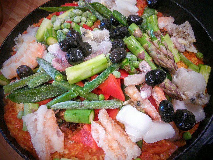 Паэлья с курицей и морепродуктами 