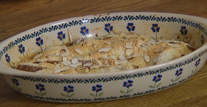 Крамбл с ревенем, грушей и марципаном 