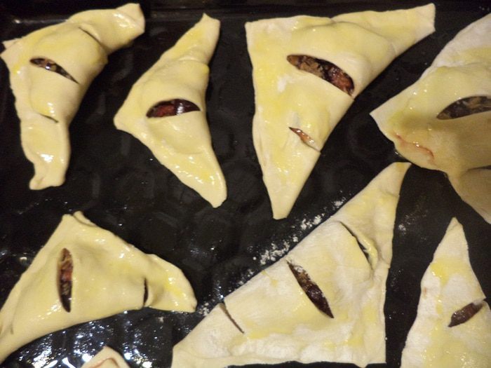 Слоеные пирожки с вишнево-кокосовой начинкой