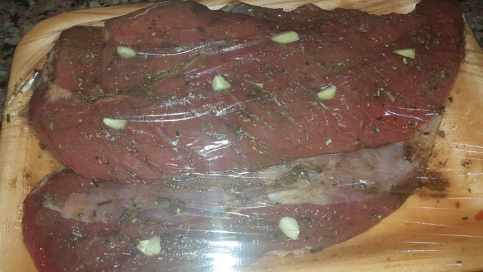 Телятина с розмарином и чесноком, запеченная в рукаве
