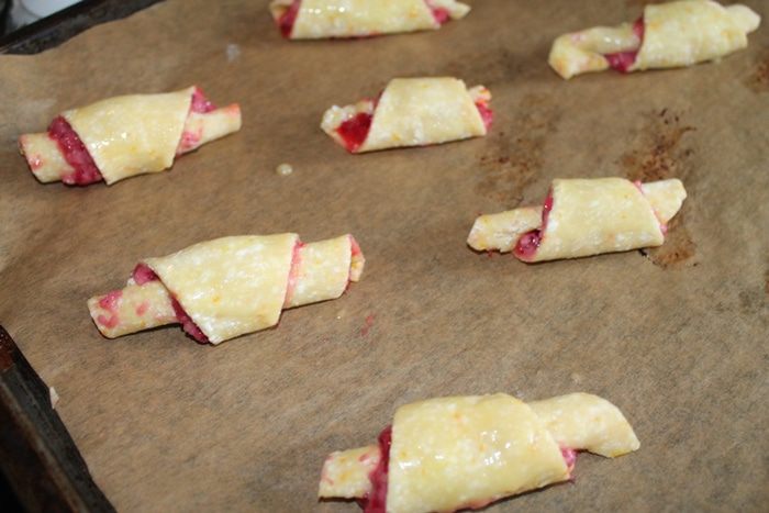 Рогалики с клюквой и кедровыми орешками
