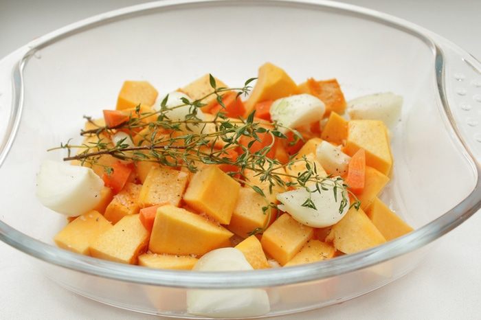 Запеченная курица с тыквой и яблоком