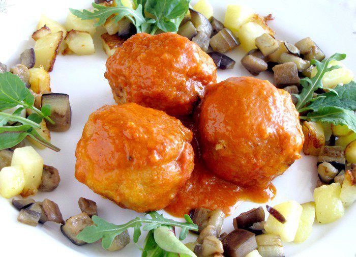 Мясные шарики в томатно-апельсиновом соусе с гарниром