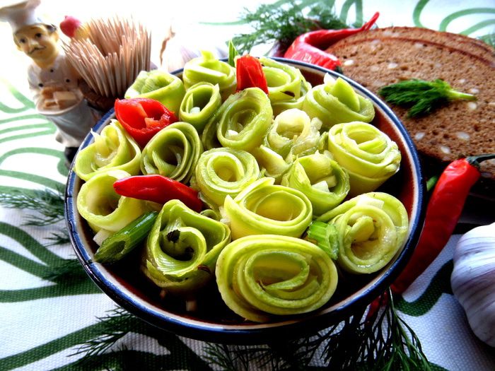 Маринованные роллы из молодых кабачков