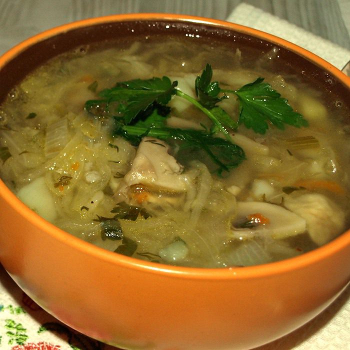 Постные щи из квашеной капусты с шампиньонами