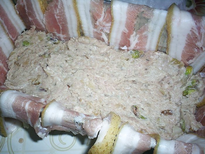 Комбинированный террин с маринованной курочкой и фисташками