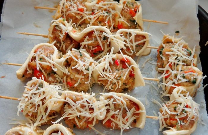 Мясные шарики со шпинатом в слоеном тесте с фаршированными шампиньонами