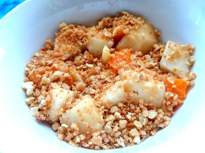 Фруктовый салат с овсяной крошкой и сгущенкой