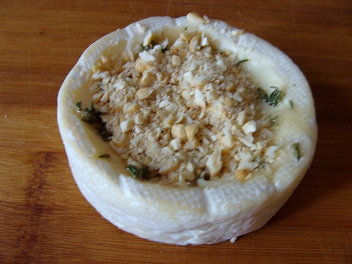 Камамбер, запеченный с медом, тимьяном и кешью