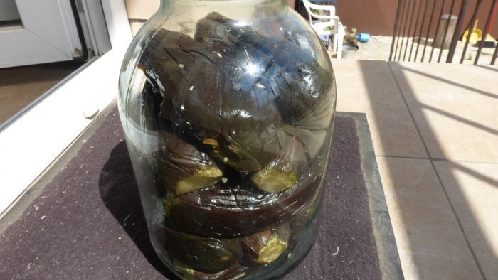 Соленые баклажаны с чесноком, морковью и пастернаком