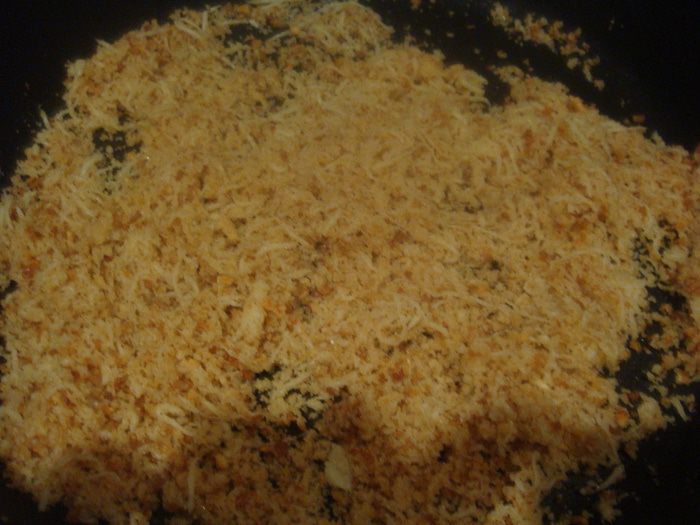 Салат из руколы с чесночной панировкой