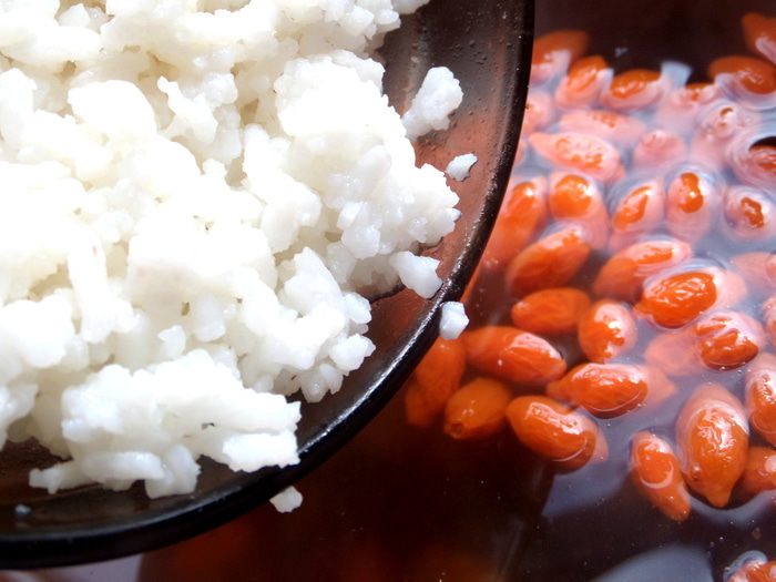 Сладкий суп с рисом, фруктами и ягодами