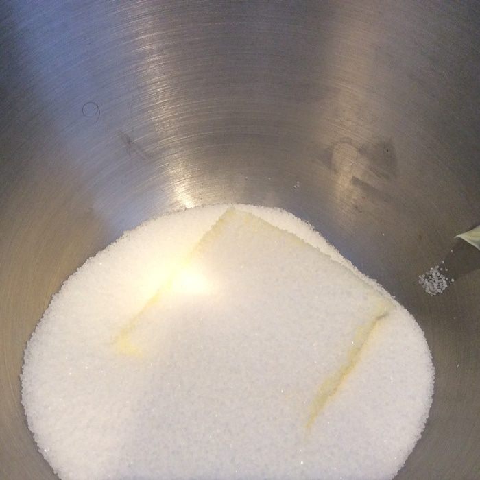 Банановый кекс с маком и лимонной глазурью