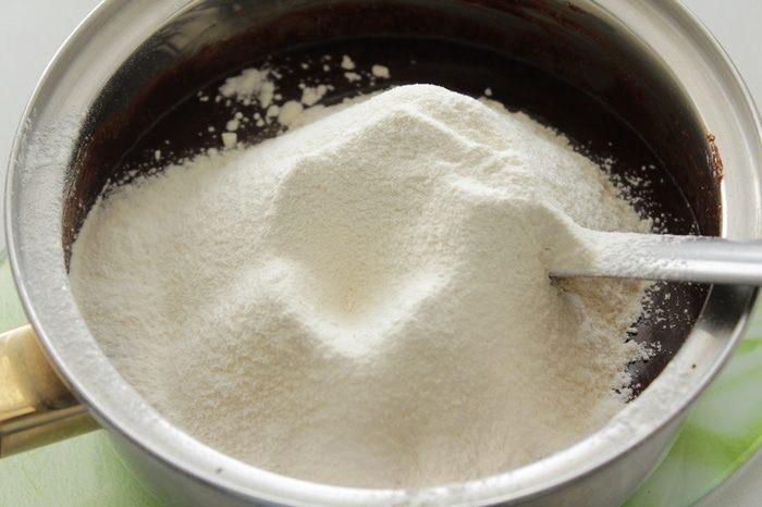 Шоколадно-брусничный торт с творожным кремом