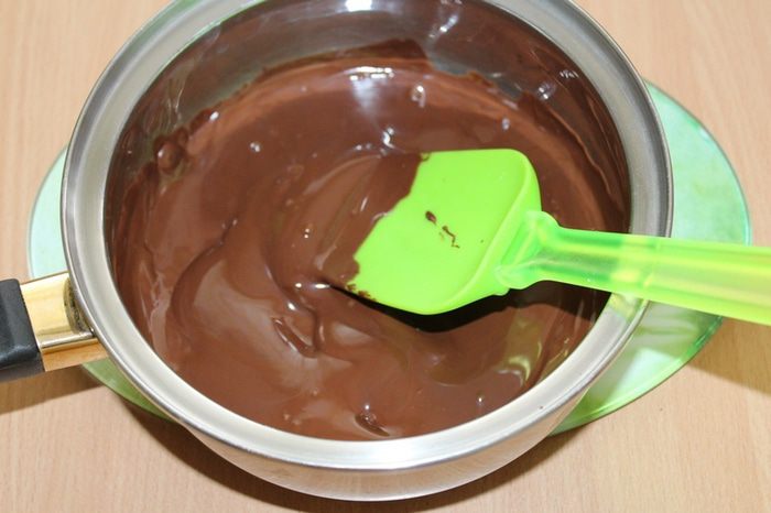 Блинный торт с шоколадным муссом, орехами и грушей