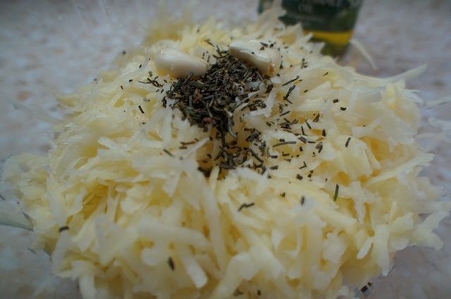 Картофельная пицца с грибами и маслинами