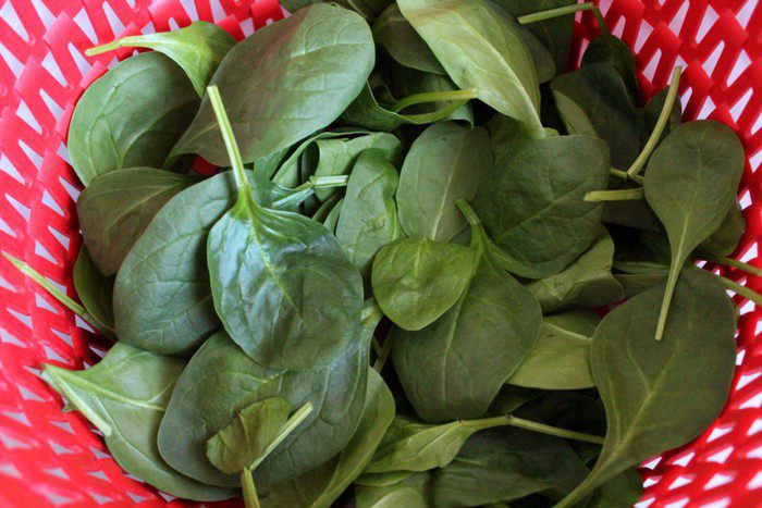 Запеченная форель с соусом из шпината