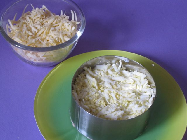 Мясной слоеный салат