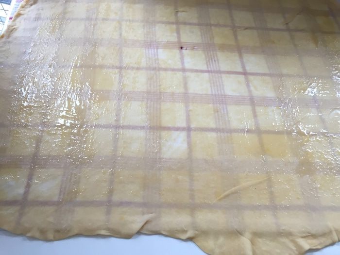 Яблочно-сливовый штрудель с ванильным соусом