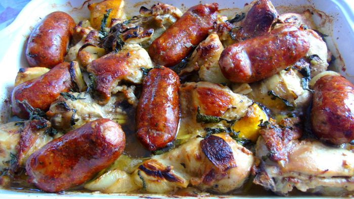 Курица с колбасками, луком и шалфеем