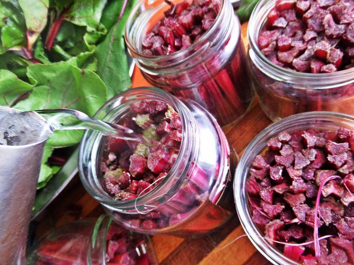 Маринование свекольных стебельков
