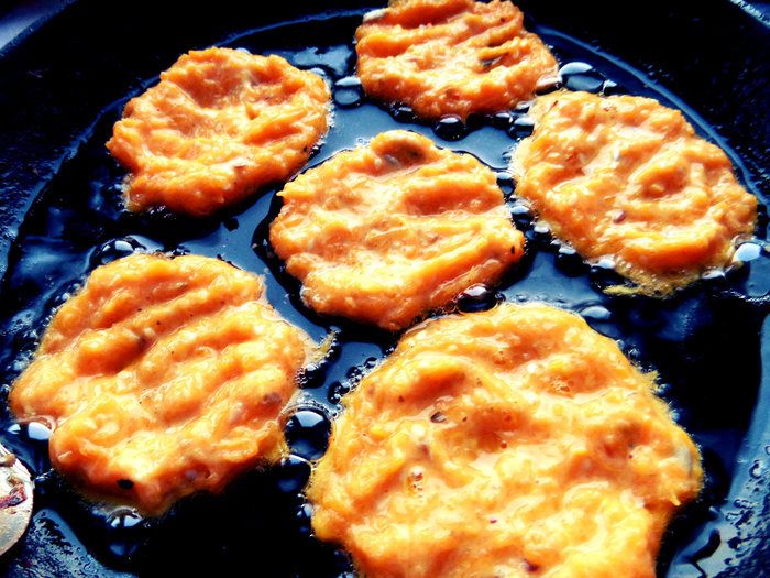 Тыквенные &amp;quot;драники&amp;quot; с пармезаном и курица в итальянских приправах