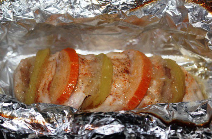 Куриное филе с хурмой и яблоками