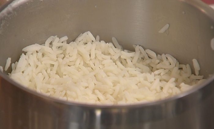 Салат с рисом, сельдереем и кедровыми орешками 