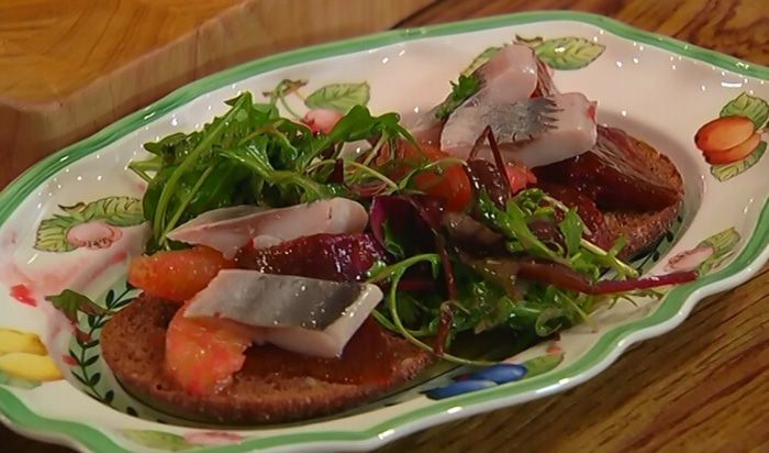 Салат из сельди и свеклы с апельсиновой заправкой 