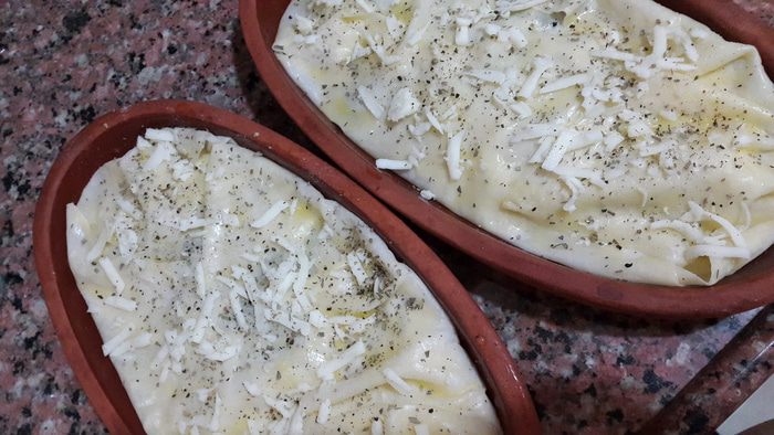 Лаваш с тунцом и шпинатом, запеченный в глиняной тарелке