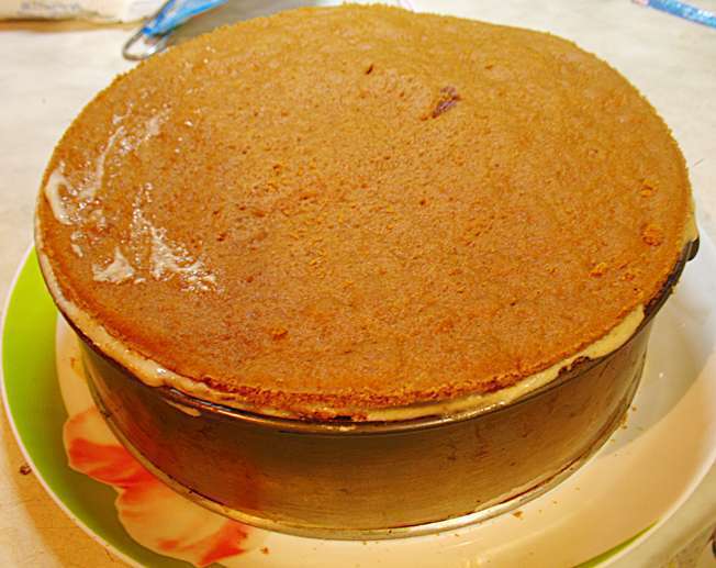 Карамельный медовик с клубникой