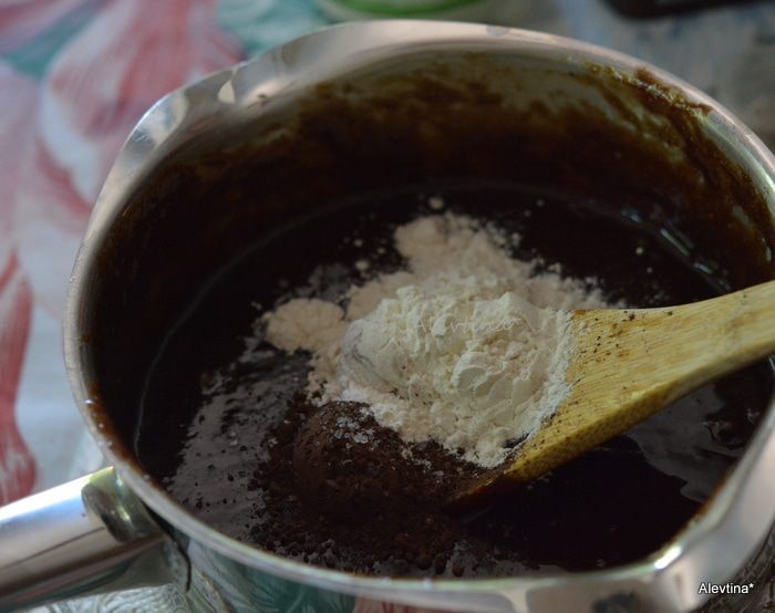 Шоколадный кекс с орехами
