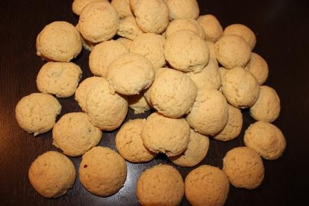 Нежное песочное пирожное с вишней и фундуком 