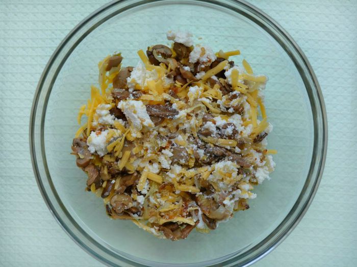 Пирог с молодым луком и грибами