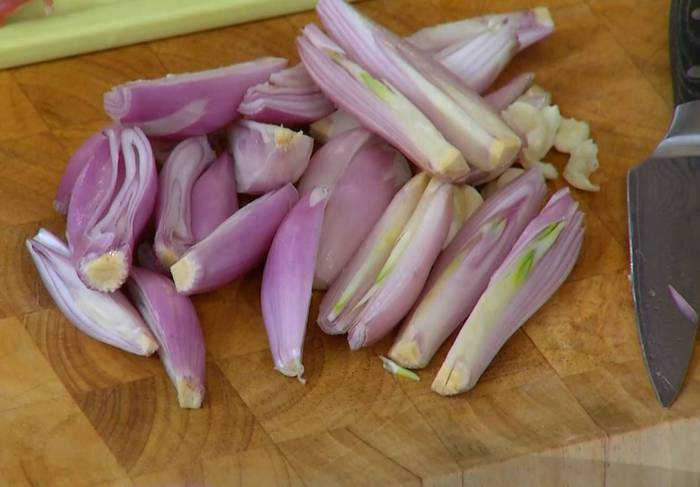 Свинина с яблоками, шалотом и тархуном