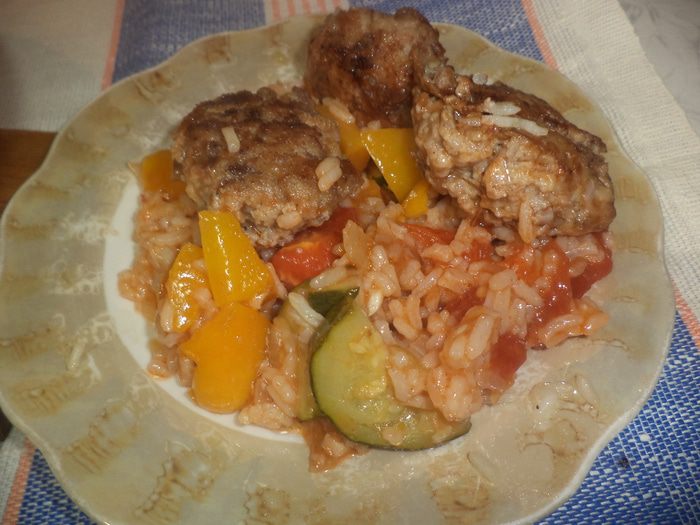Пряный рис с овощами и фрикадельками