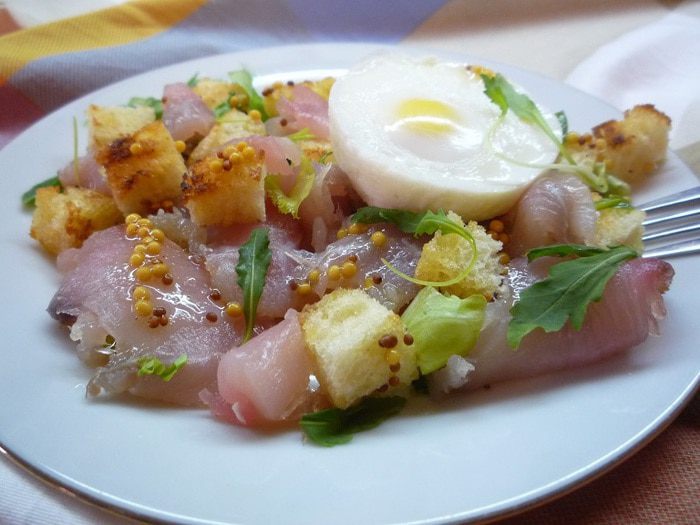 Салат из копченого сома с яйцом пашот и крутонами