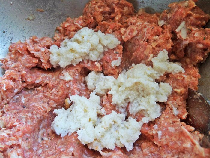 Котлеты с беконом, салатом и рисом