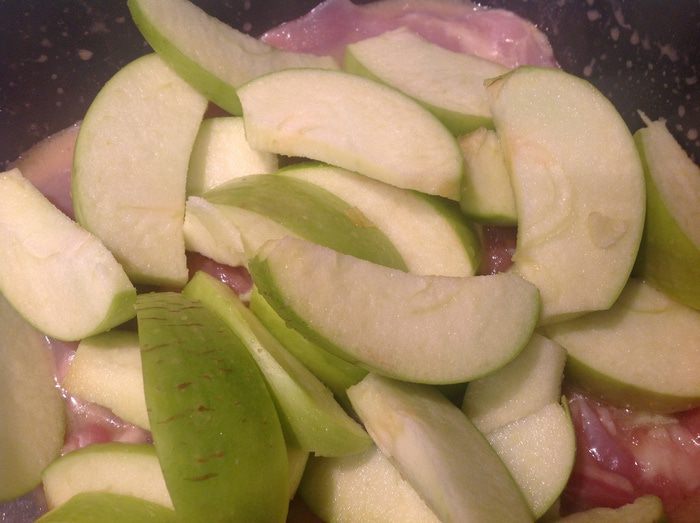 Курочка с яблоками