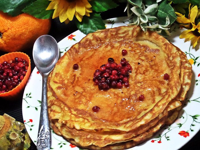 Бисквитные блины с брусникой