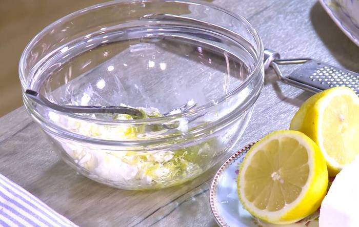 Тосты с лисичками и лимонным сыром 
