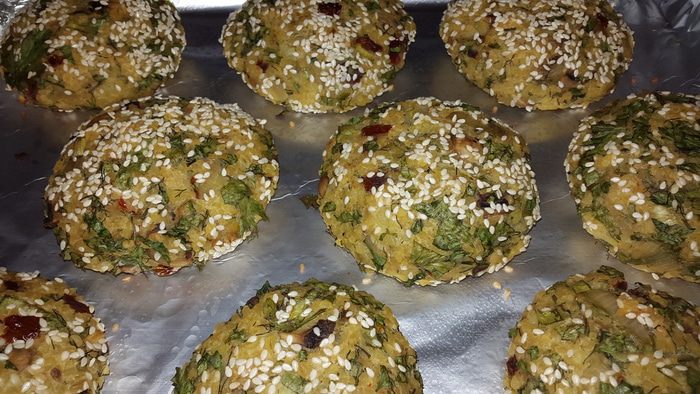 Картофельные биточки с булгуром, грибами и вялеными томатами