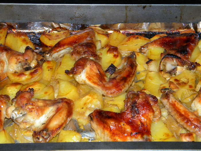 Ароматные крылышки с картошкой